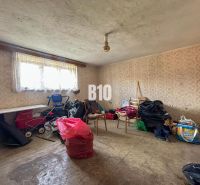 Rodinný dom s veľkým pozemkom a nádhernými výhľadmi – Dolný Milochov - Miestnosť v rodinnom dome s tapetou, množstvom vecí a detským kočíkom.