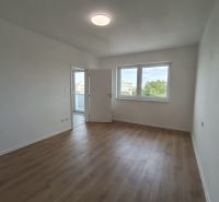 ? Na prenájom: moderný 2 izbový byt – Residence Majakovského, Lučenec - Svetlá izba v 2-izbovom byte s podlahou s dreveným dekorom.