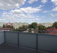 ? Na prenájom: moderný 2 izbový byt – Residence Majakovského, Lučenec - Výhľad z balkóna 2-izbového bytu na Majakovského ulici v Lučenci.
