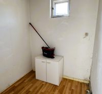 Dve generácie pod jednou strechou, Novosad, rodinný dom, 99.000€ - Malá miestnosť s oknom, skriňou a podlahou s dreveným dekorom v rodinnom dome.