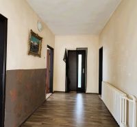 Dve generácie pod jednou strechou, Novosad, rodinný dom, 99.000€ - Chodba v rodinnom dome s podlahou s dreveným dekorom a obrazom na stene.