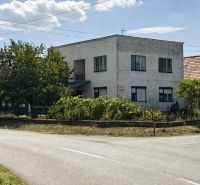 Dve generácie pod jednou strechou, Novosad, rodinný dom, 99.000€ - Rodinný dom na ulici Jarná v meste Novosad, obklopený bujnou vegetáciou.