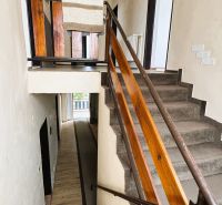 Dve generácie pod jednou strechou, Novosad, rodinný dom, 99.000€ - Schodisko v rodinnom dome s dreveným zábradlím a kobercom na schodoch.