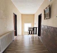 Dve generácie pod jednou strechou, Novosad, rodinný dom, 99.000€ - Chodba v rodinnom dome s podlahou s dreveným dekorom, ozdobnými stenami a radiátorom.