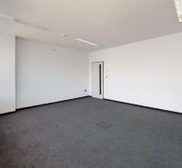 Prenájom kancelárií od 12,29 m2, Westend Tower, Dúbravská cesta - Prázdna kancelária s bielymi stenami a sivým kobercom.