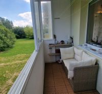 Prenájom 1-izbového bytu, Martin - širšie centrum - Zasklená lodžia s výhľadom na zeleň, útulná sedačka a dekorácie, 1-izbový byt.