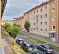 MINÚTU OD NÁMESTIA - VEĽKÁ GARSÓNKA V CENTRE - Ulica Študentská v Zvolene s bytovými domami a prechádzajúcimi autami, vhodná pre garsónku.