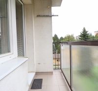 Priestranný 2-izbový byt - Balkón na Tatranskej ulici v Považskej Bystrici, súčasť 2-izbového bytu, výhľad na prírodu.