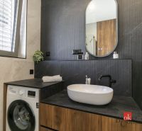 Na predaj luxusný 2-izbový byt, výnimočná terasa pre náročných - Kúpeľňa 2-izbového bytu s umývadlom, práčkou a zrkadlom.