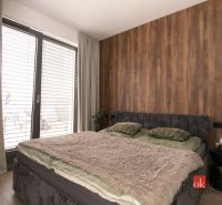 Na predaj luxusný 2-izbový byt, výnimočná terasa pre náročných - Dvojlôžková posteľ s mäkkou prikrývkou v 2-izbovom byte s podlahou z dreveným dekorom.