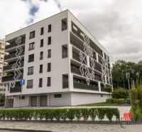 Na predaj luxusný 2-izbový byt, výnimočná terasa pre náročných - Budova na Severnej ulici v Banskej Bystrici s balkónmi a okrasnými plotmi.