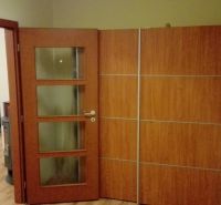 Na prenájom 3-izbový byt so záhradkou v Nových Zámkoch - Otváracie dvere do kuchyne, podlaha s dreveným dekorom, vchod vedúci do 3-izbového bytu.