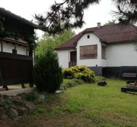 Dva vidiecke domy na pozemku 1,6ha D. Strehová (Prieloh), V. Krtíš. - Rodinný dom obklopený záhradou, terasou a ohniskom vytvára príjemné prostredie pre bývanie.