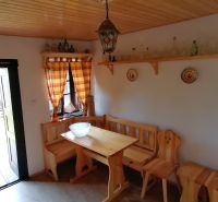 Dva vidiecke domy na pozemku 1,6ha D. Strehová (Prieloh), V. Krtíš. - Vidiek interiér ponúka drevenú lavicu a stôl, nábytok doladzuje atmosféru rodinného domu.
