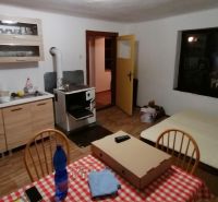 Dva vidiecke domy na pozemku 1,6ha D. Strehová (Prieloh), V. Krtíš. - Kuchyňa so sporákom, jedálenským stolom a posteľou, vhodná pre rodinný dom.
