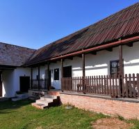 Dva vidiecke domy na pozemku 1,6ha D. Strehová (Prieloh), V. Krtíš. - Rodinný dom s verandou, drevenými trámami, tehlovým základom a veľkou trávnatou záhradou.