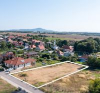 NA PREDAJ Pozemok - Párovské Háje - Pozemok na bývanie v Párovských hájoch so zástavbou rodinných domov v okolí.