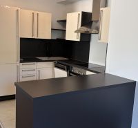 3-izbový zariadený byt s veľkou terasou pri lese, Wolfsthal - Kuchyňa v 3-izbovom byte s elegantnou čiernou doskou a svetlými skrinkami.