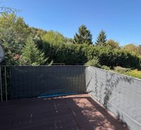 3-izbový zariadený byt s veľkou terasou pri lese, Wolfsthal - Balkón 3-izbového bytu vo Wolfsthale s výhľadom na zeleň a satelitnou anténou.