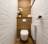 Na predaj 3i byt s 2 balkónmi a parkovaním v Trenčianskych Tepliciach - Kúpeľňa v 3-izbovom byte s obkladom, podlahou s dreveným dekorom a toaletou.
