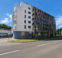 Na predaj 3i byt s 2 balkónmi a parkovaním v Trenčianskych Tepliciach - Bytový dom na Gen. M. R. Štefánika v Trenčianskych Tepliciach so sklenenými balkónmi a zeleňou.