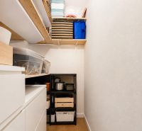 Na predaj 3i byt s 2 balkónmi a parkovaním v Trenčianskych Tepliciach - Úložný priestor v 3-izbovom byte s plastikovými boxmi a kuchynským vybavením.