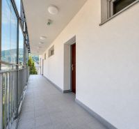 Na predaj 3i byt s 2 balkónmi a parkovaním v Trenčianskych Tepliciach - Exteriérová chodba 3-izbového bytu na ulici Gen. M. R. Štefánika v Trenčianskych Tepliciach.