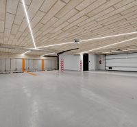 I PREDAJ Výnimočný 5izb. byt s veľkorysou terasou,Staré Mesto - Parkovacia garáž s betónovým stropom a podlahou, osvetlená lineárnymi svietidlami.