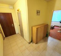 4 izbový byt Bánovce nad Bebravou /CENTRUM - STRED / 80 m2/ PIVNICA - Predsieň v 4-izbovom byte so vstupnými dverami a nábytkom na odkladanie.