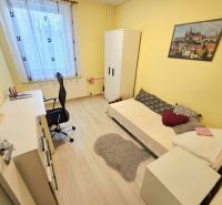4 izbový byt Bánovce nad Bebravou /CENTRUM - STRED / 80 m2/ PIVNICA - Žltá izba s jedným lôžkom, pracovným stolom a podlahou s dreveným dekorom v 4-izbovom byte.