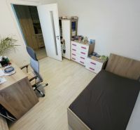 4 izbový byt Bánovce nad Bebravou /CENTRUM - STRED / 80 m2/ PIVNICA - Izba v 4-izbovom byte s dreveným dekorom podlahy, posteľou a písacím stolom.