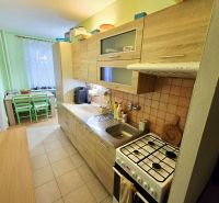 4 izbový byt Bánovce nad Bebravou /CENTRUM - STRED / 80 m2/ PIVNICA - Kuchyňa v 4-izbovom byte s dreveným dekorom a jedálenským kútom.