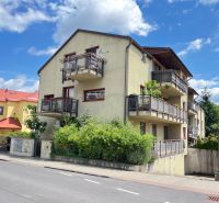 BÝVANIE V CENTRE MESTA: 3-IZBOVÝ BYT S LODŽIOU, TERASOU A GARÁŽOVÝM ST - Budova s balkónmi na Kollárovej ulici v Banskej Bystrici, 3-izbový byt.