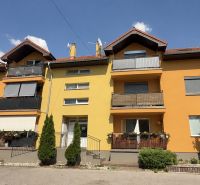 ÚTULNÝ 3-IZBOVÝ BYT V POKOJNOM PROSTREDÍ, LEN KÚSOK OD NITRY - 3-izbový byt s balkónom v tehlovom dome vo Veľkom Lapáši.
