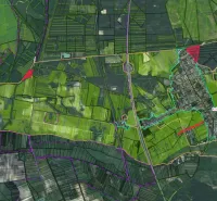 Závod – 630 m2 ORNÁ PÔDA a LESY v pozemkových úpravách - Letecký pohľad na poľnohospodárske a lesné pozemky v obci Závod s cestnou infraštruktúrou.