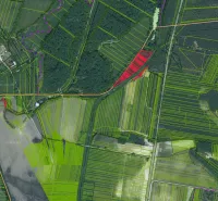 Závod – 630 m2 ORNÁ PÔDA a LESY v pozemkových úpravách - Letecký pohľad na poľnohospodárske a lesné pozemky v okolí Závodu s označenými parcelami.