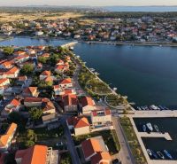 Nin – luxusné apartmány v novom projekte s bazénom - Letecký pohľad na pobrežnú oblasť mesta Nin so strechami víl a prístavom.