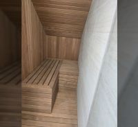 Nin – luxusné apartmány v novom projekte s bazénom - Sauna v interiéri vily s dreveným obkladom a lavicami.