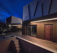 Nin – luxusné apartmány v novom projekte s bazénom - Vila v Ninu so schodmi a podlahou s dreveným dekorom za súmraku.