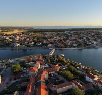 Nin – luxusné apartmány v novom projekte s bazénom - Letecký pohľad na mesto Nin s vilami pozdĺž pobrežia a panorámou mora.
