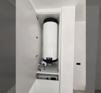Nin – luxusné apartmány v novom projekte s bazénom - Boiler v skrinke vo Vile, biela stena, jednoduchý interiér.