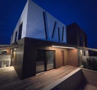 Nin – luxusné apartmány v novom projekte s bazénom - Vila v Ninu s modernou architektúrou a podlahou s dreveným dekorom.