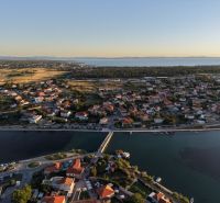 Nin – luxusné apartmány v novom projekte s bazénom - Letecký pohľad na pobrežie a mesto Nin s výhľadom na more a prístav.