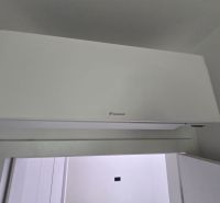 Nin – luxusné apartmány v novom projekte s bazénom - Klimatizácia na stene v interiéri Vily s bielym dizajnom a hladkým povrchom.