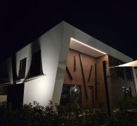 Nin – luxusné apartmány v novom projekte s bazénom - Vila v meste Nin na ulici Nin s unikátnym architektonickým dizajnom počas noci.