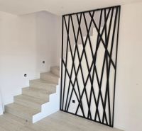 Nin – luxusné apartmány v novom projekte s bazénom - Schodisko s čiernym dekoratívnym zábradlím a podlahou s dreveným dekorom vo vile.