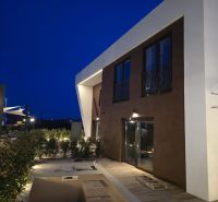 Nin – luxusné apartmány v novom projekte s bazénom - Vila na ulici Nin v Ninu s modernou architektúrou a terasou večer.