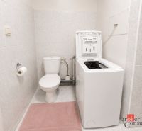 Prenájom 2. izbového bytu, Poprad, Ludvíka Svobodu - Kúpeľňa v 2-izbovom byte s práčkou a WC na dlažbe.