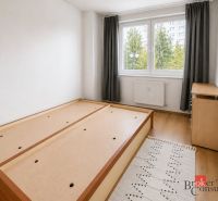 Prenájom 2. izbového bytu, Poprad, Ludvíka Svobodu - Svetlá spálňa v 2-izbovom byte s posteľou a podlahou s dreveným dekorom.