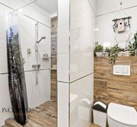 Na predaj moderný 3-izbový radový rodinný dom, Oľdza - Kúpeľňa v rodinnom dome s podlahou s dreveným dekorom a sprchovacím kútom so závesom.